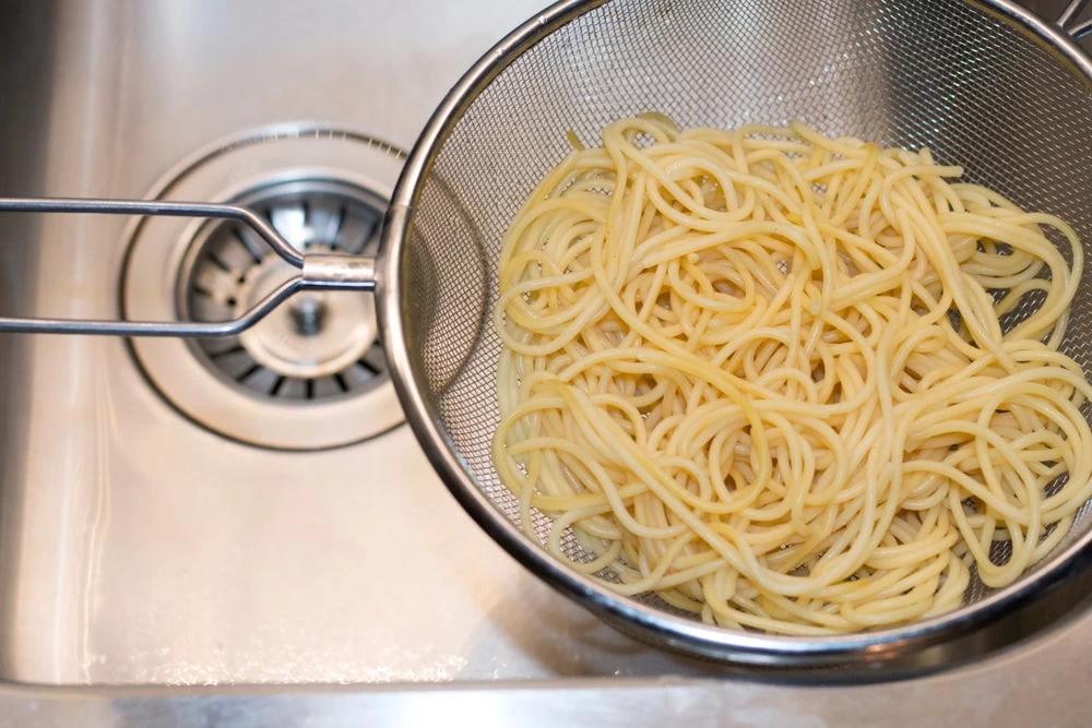 Πετάτε το νερό όταν σουρώνετε μακαρόνια; Μέγα λάθος! Δείτε που μπορείτε να το χρησιμοποιήσετε